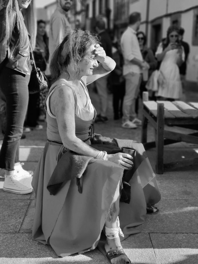 Mulher de traje tradicional a proteger-se do sol